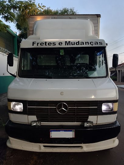 Caminhão Mercedes de Mudanças Branco